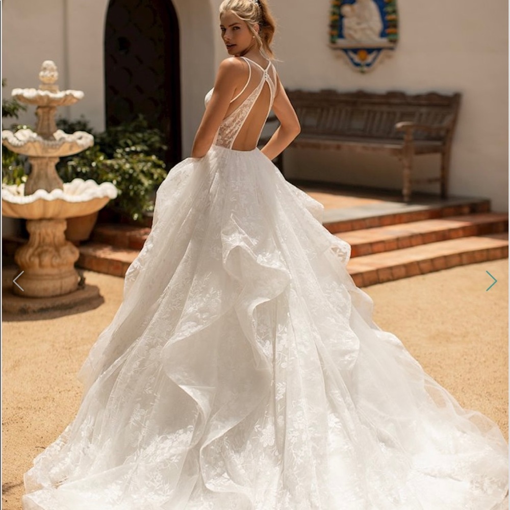 Size 8 wedding dress (as shown above), ivory (looks like pure white)